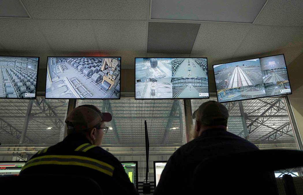 Two crane operators using monitor system